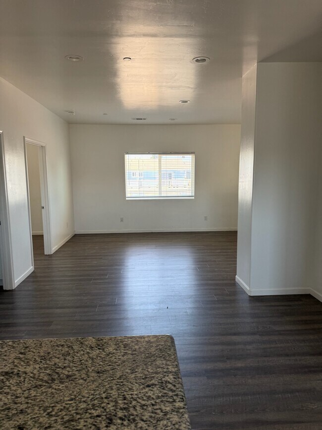 Salón abierto - 471 E Newlove Dr