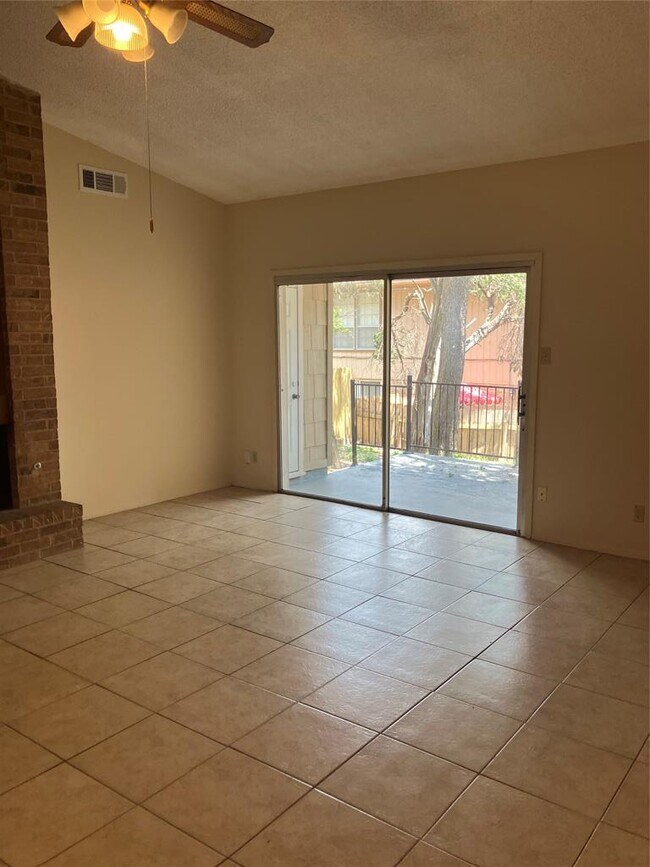 Foto del edificio - 8111 Ceberry Dr