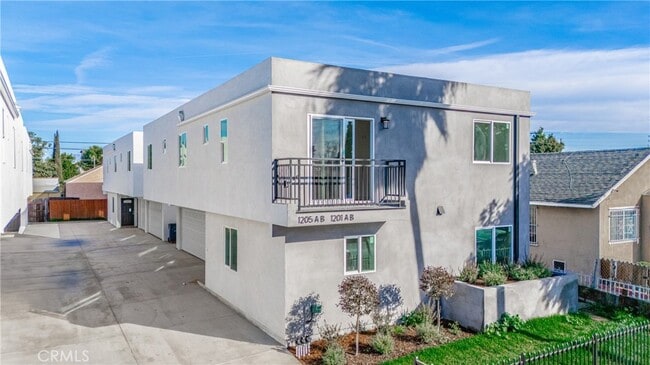 Building Photo - 1183 E 59th Pl