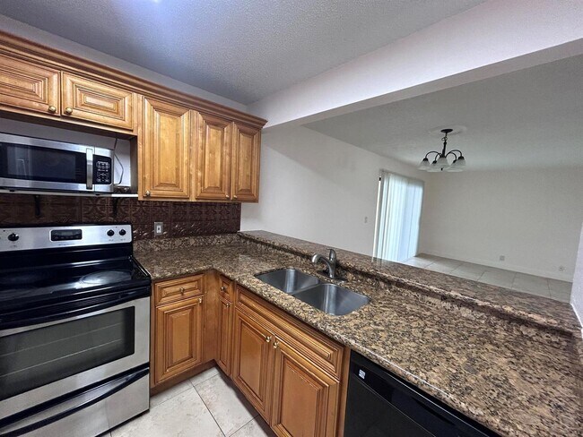 Foto del edificio - 1525 Lake Crystal Dr