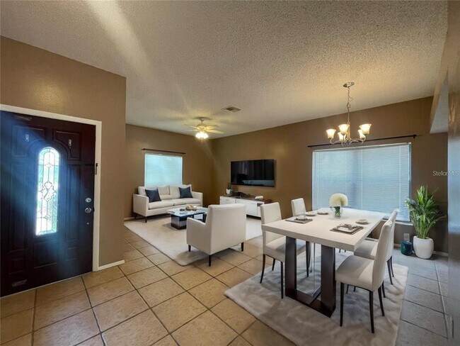 Building Photo - 628 Holbrook Cir