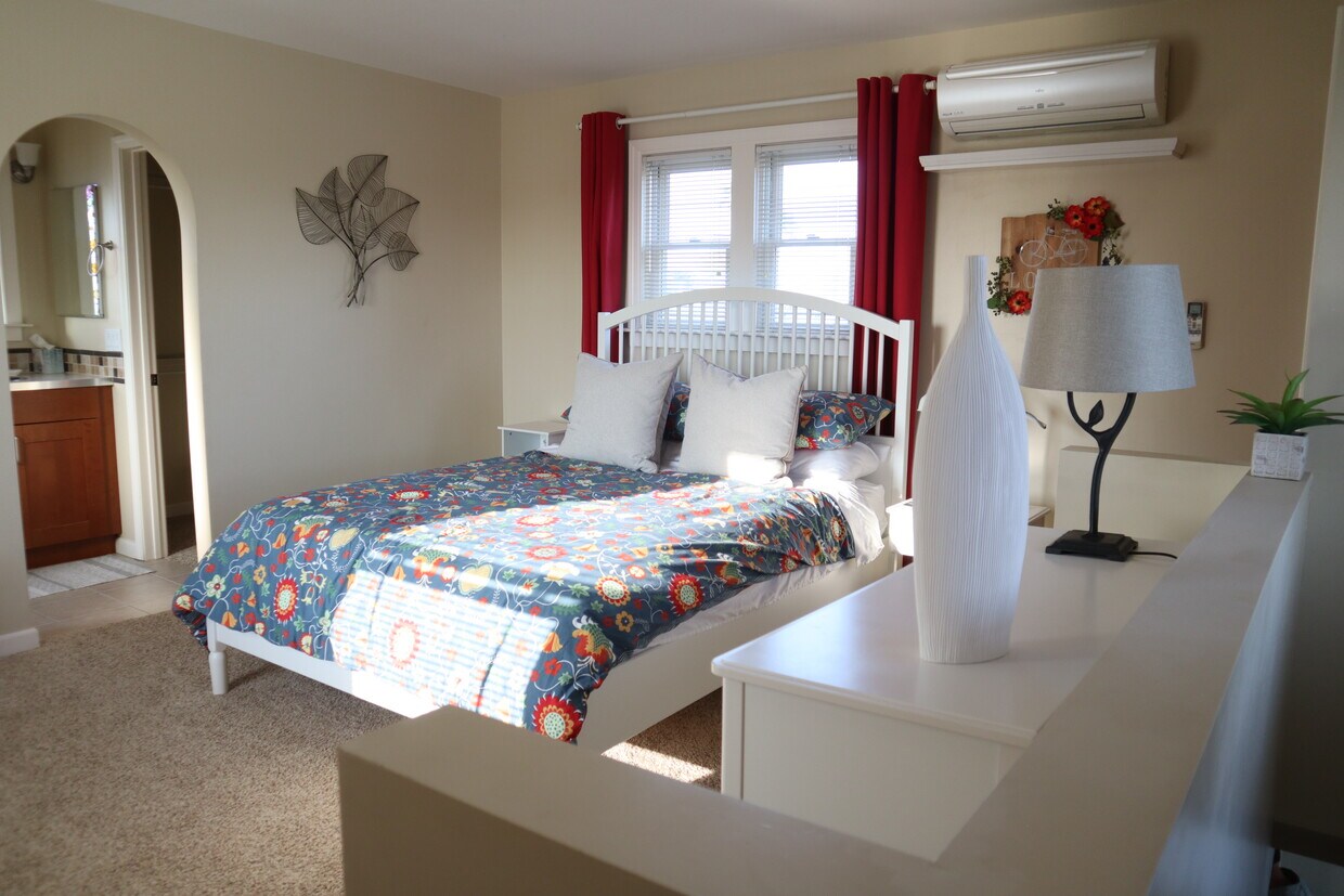 Queen bed - Unit B - 3147 Juniper St