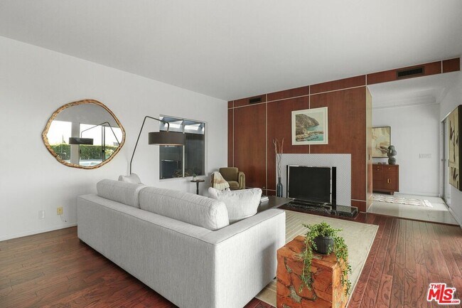 Foto del edificio - 1492 Blue Jay Way