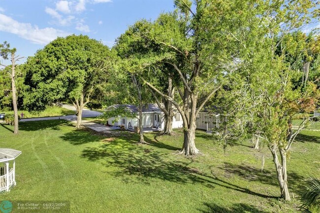 Foto del edificio - 1014 Lake Carrie Dr