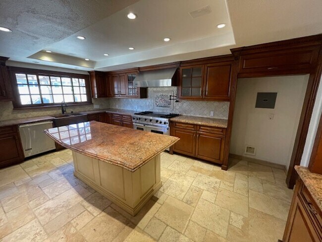 Building Photo - Spacious 4 Bedroom Oxnard Home with Custom...