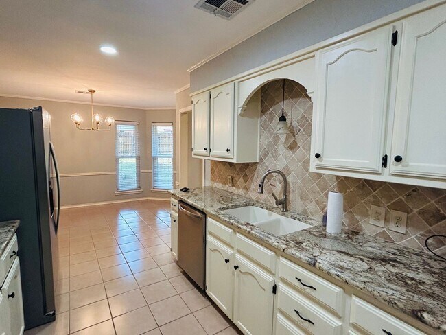 Foto del edificio - Spacious and Updated Hewitt Home