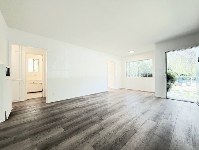 Building Photo - 10565 Camarillo St