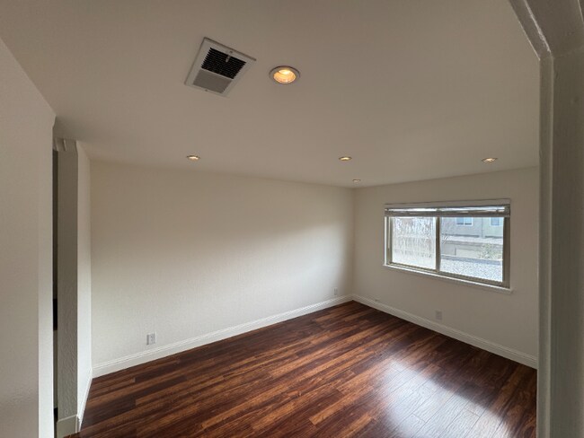 Building Photo - 3031 Flora Vista