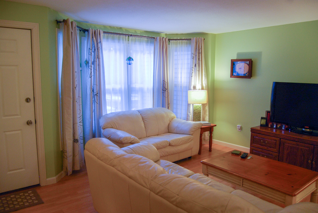 Living Room - 5 Rushford Meade Ave