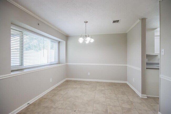 Foto del edificio - 910 River Creek Dr