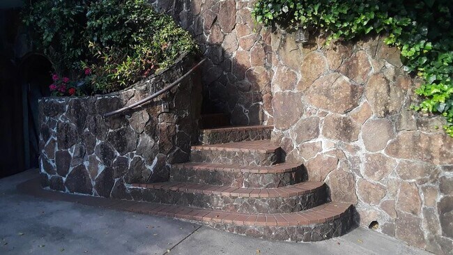 Tuscan steps - 27 Central Ave