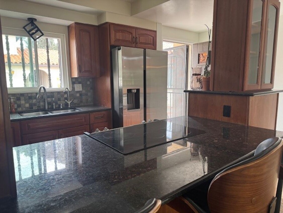 Foto principal - Beautifully Renovated 2-Bedroom Home in Tr...