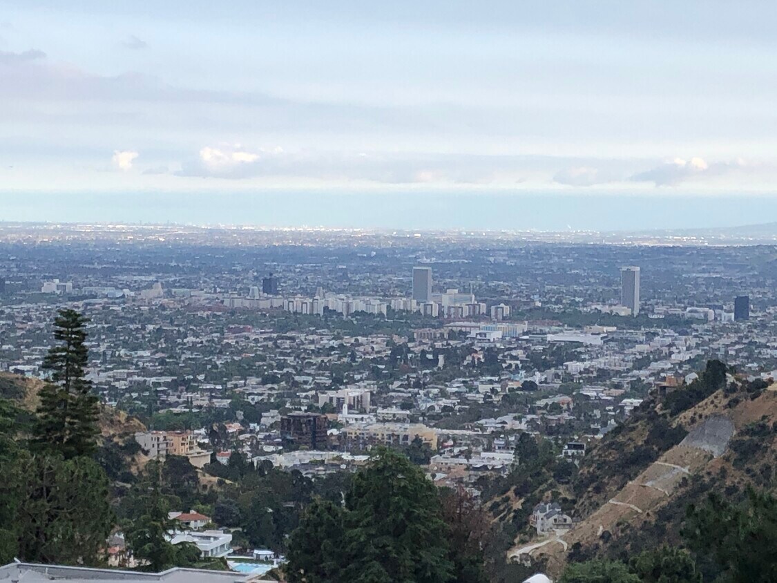 Vista hacia el sur desde la piscina y la terraza. - 7934 Zeus Dr