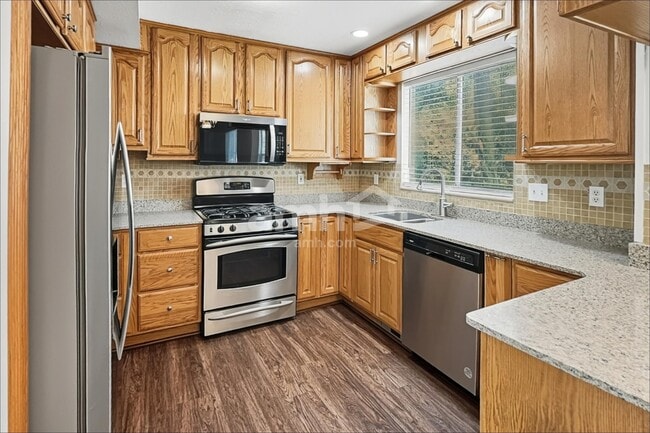 Building Photo - 860 Country Club Dr