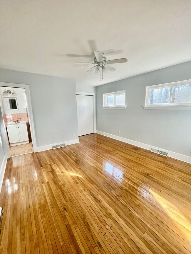 Foto del edificio - Welcome to this adorable 3-bedroom, 2-bath ranch style brick home, nestled in the historic McCror...