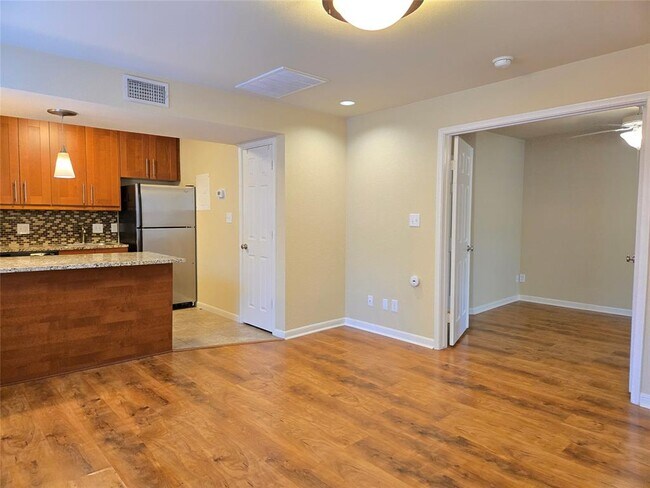 Building Photo - 7685 Northcross Dr