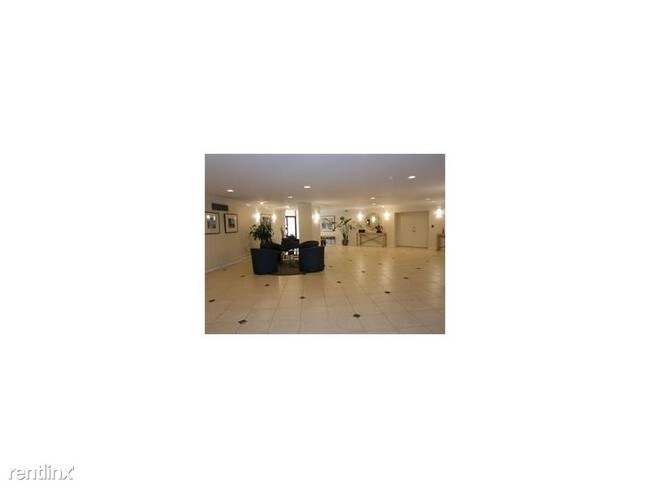 Building Photo - 600 Parkview Dr
