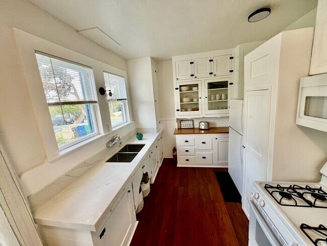 Building Photo - Charming 2 bedroom 1 bathroom unit one blo...