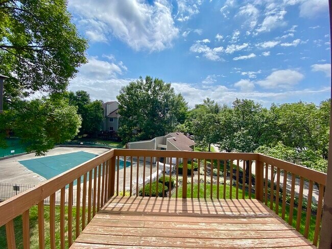 Building Photo - Spacious Poolside Blue Ash Condo!