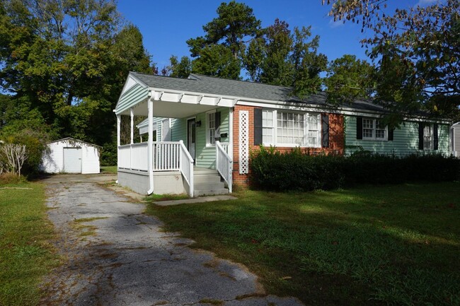 Building Photo - Pet Friendly 3 Bedroom 1 Full Bath located...