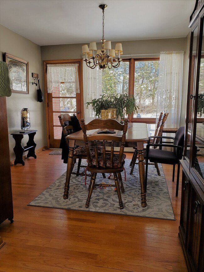 Foto del edificio - Beautiful brick 3 bedroom home in a country setting on 1.5 acres