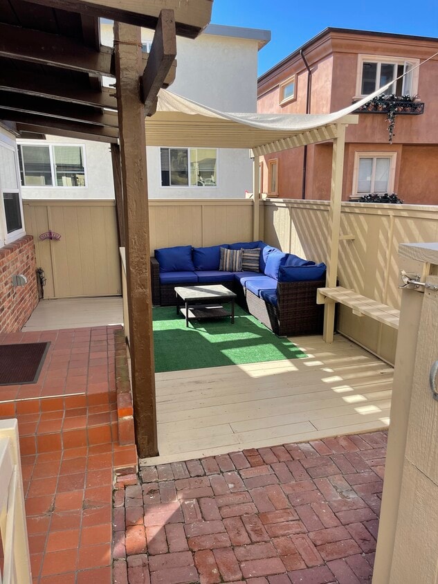 Private enclosed front patio - 218 25th Pl