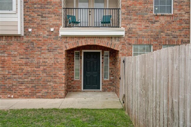 Building Photo - 4300 Spring Hill Dr