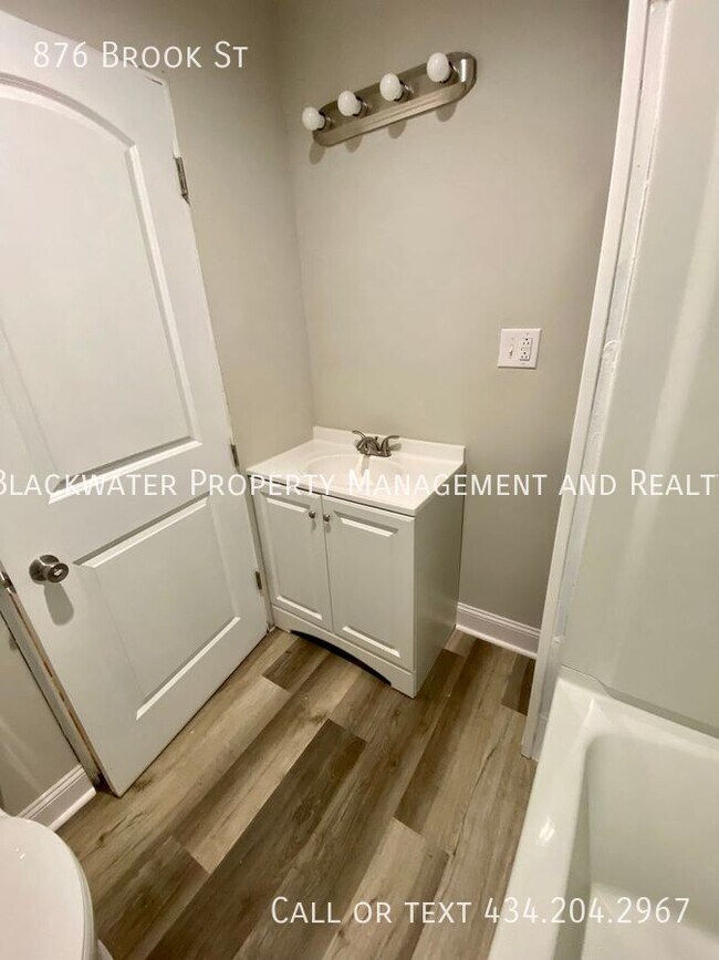 Building Photo - Fully Renovated 2 Bedroom Home!