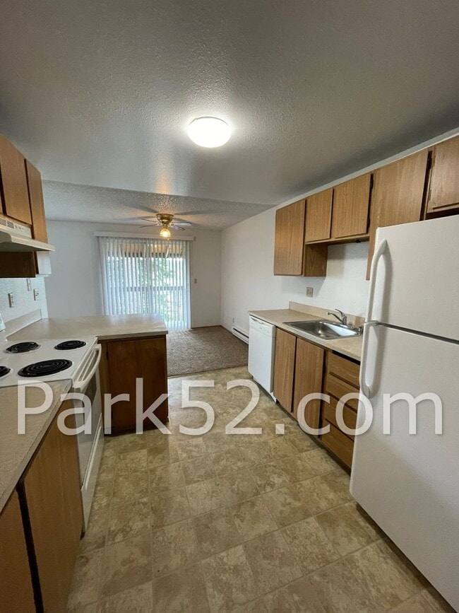 Building Photo - Upper Floor 2 Bedroom 1 Bath Apartment With Washer/Dryer!