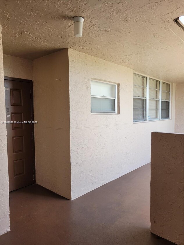 Building Photo - 1811 Sabal Palm Dr