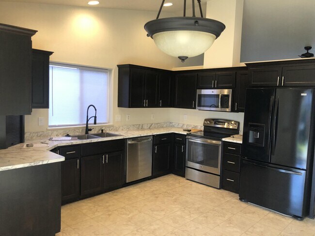 Building Photo - 821 Golden Park Dr