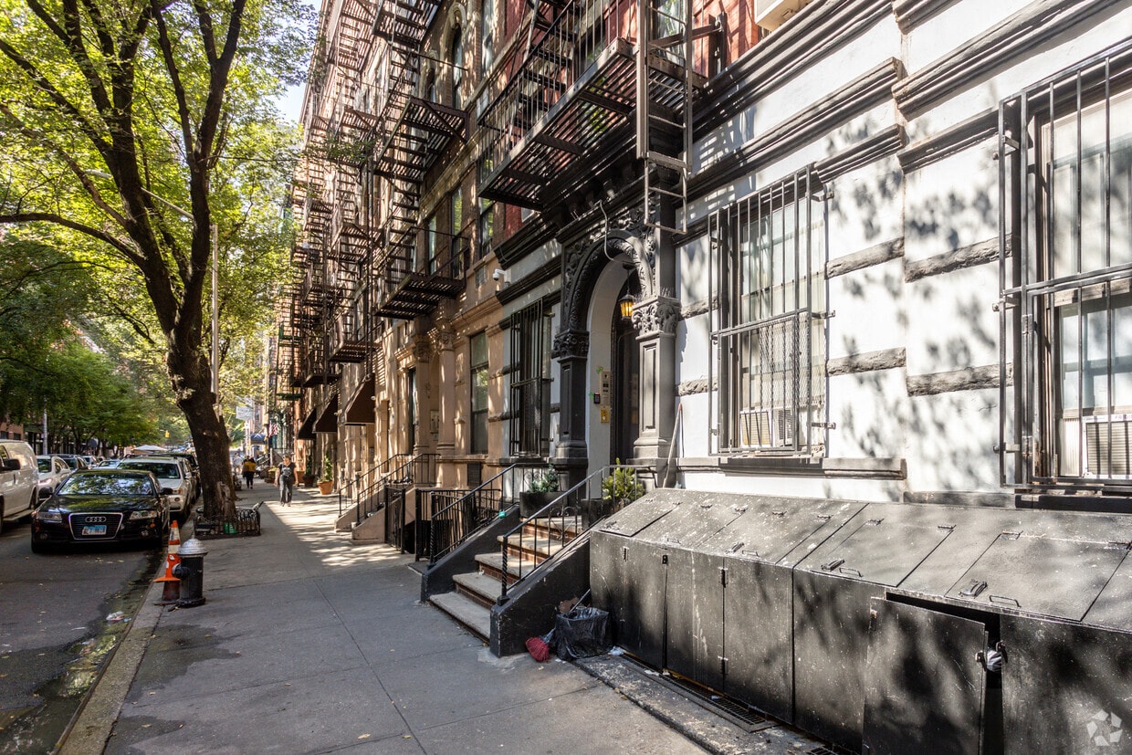 Building Photo - 331 E 92nd St