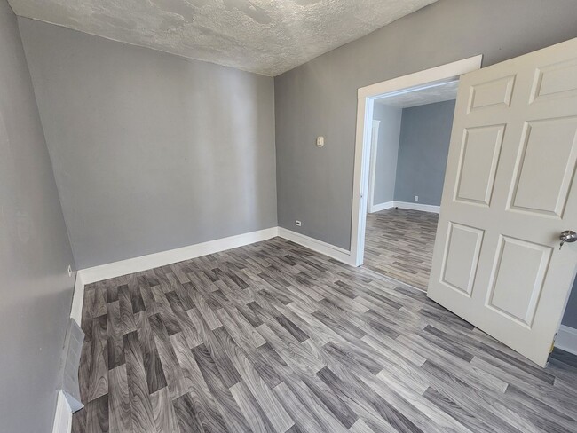 Building Photo - 3443 Regent Rd