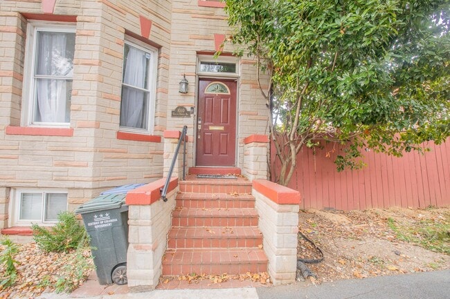 Building Photo - Charming 3 BR/2.5 BA Townhome in Columbia ...