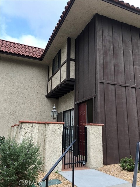 Building Photo - 400 W Riverside Dr