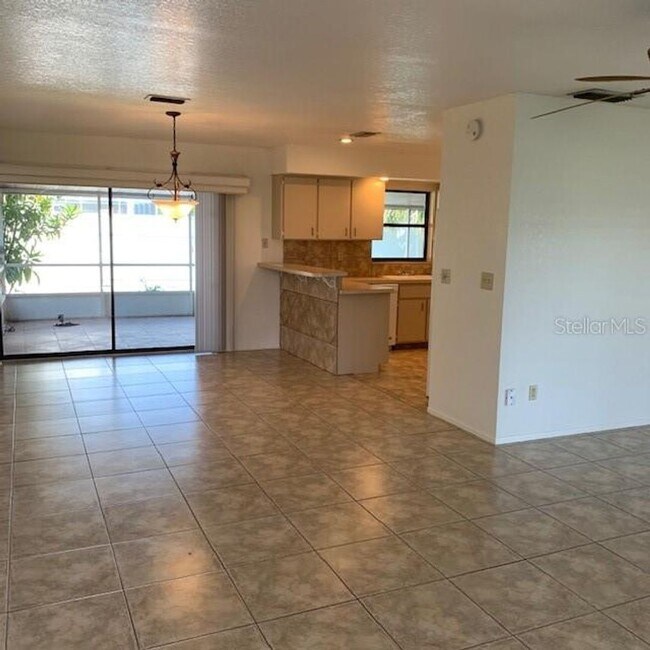 Building Photo - Located in the heart of Port Charlotte clo...