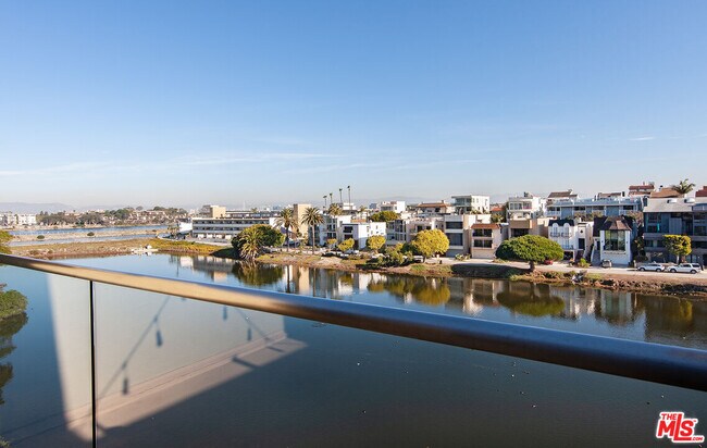 Foto del edificio - 6400 Pacific Ave