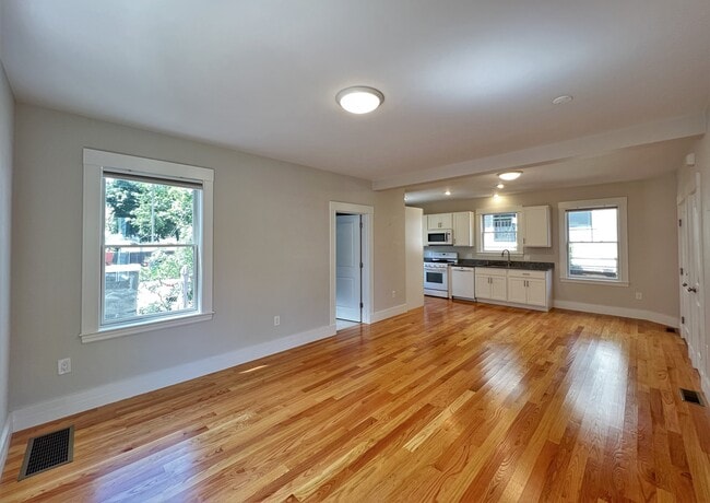 Building Photo - 10 Linden Ave