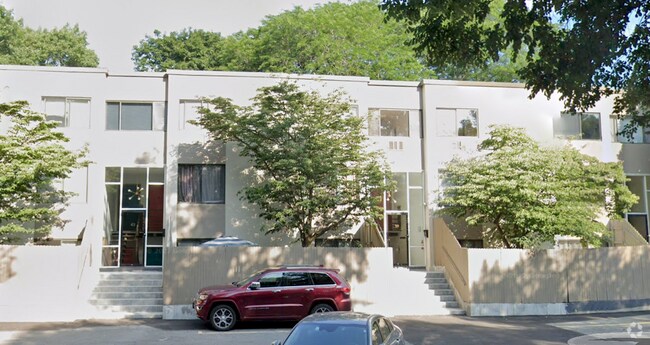 Building Photo - 39 Grove St
