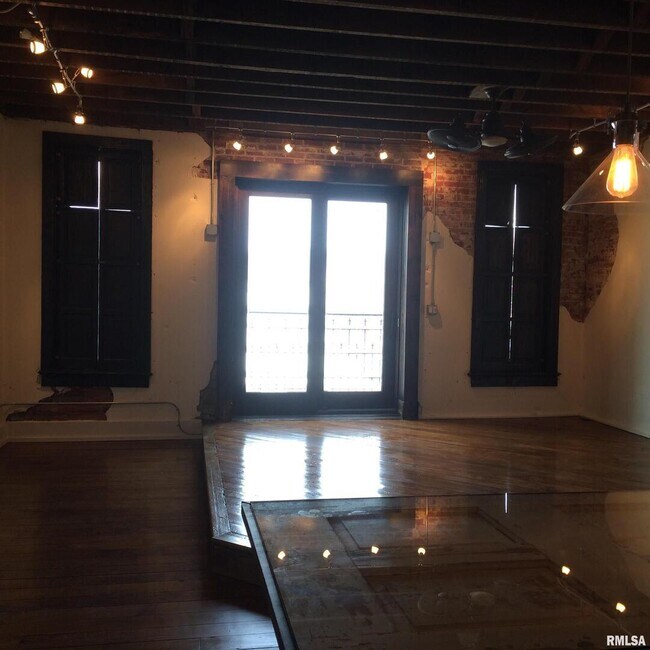 Foto del edificio - 106 N Main St