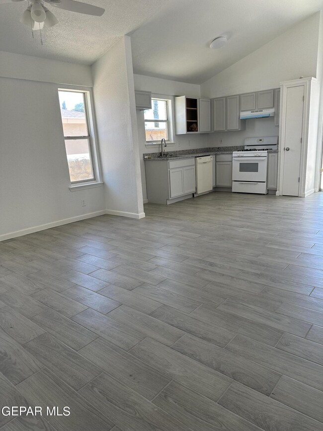 Building Photo - 671 Danube Dr