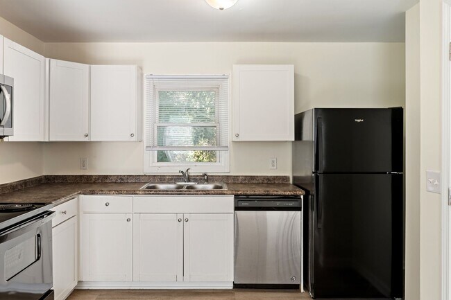 Foto del edificio - 2 Bedroom Duplex: Available Now