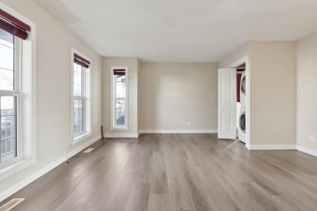 Photo du bâtiment - 3.0 bedroom in Calgary Alberta T3J 0B1