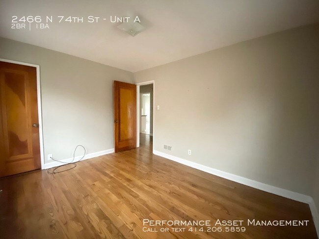 Building Photo - Beautiful Tosa 2BD Upper