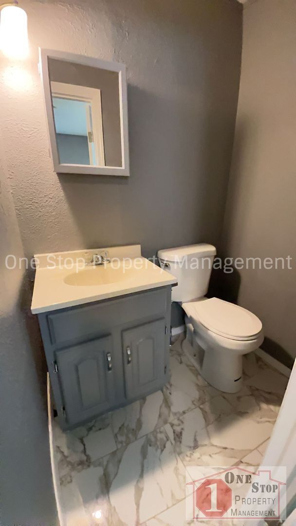 Foto del edificio - 4-bedroom, 2.5-bathroom in Raytown