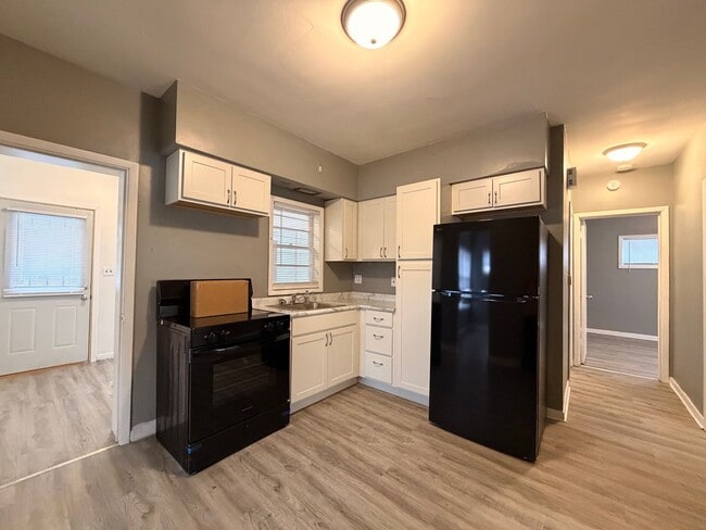 Building Photo - N 14th St Triplex