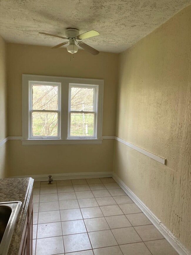 Kitchen - 848 Linn Dr