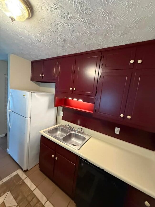Building Photo - 1625 Riverside Trail NE