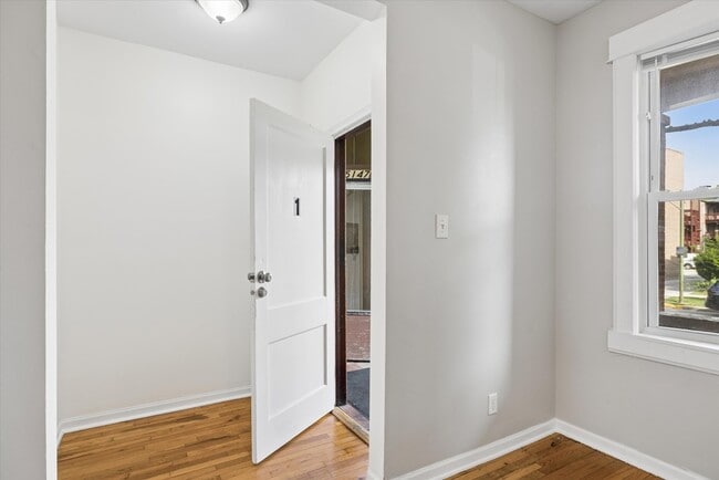 Building Photo - 5147 W Cullom Ave