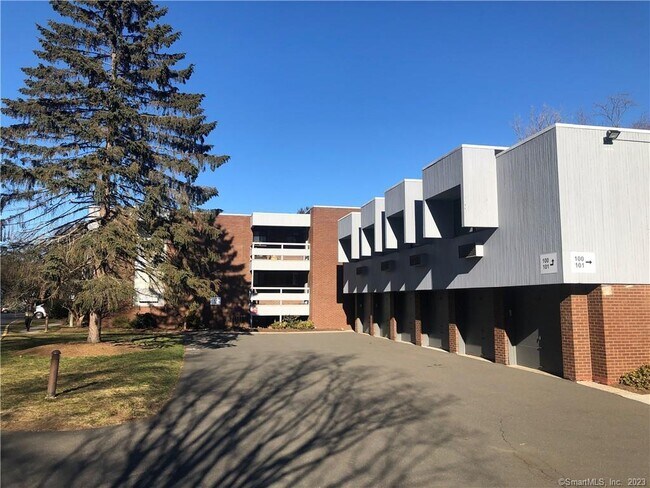 Foto del edificio - 93 Wilton Crest Rd